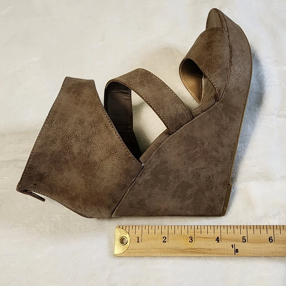 Unlisted by Kenneth Cole Day Dream Tan Wedge Sandals, EUC, Size 8.5 - Picture 8 of 8